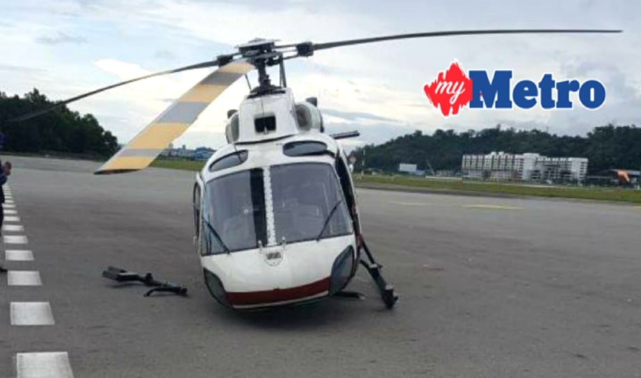 Helikopter jatuh di landasan ketika hendak berlepas di Lapangan Terbang Antarabangsa Kota Kinabalu. FOTO Ihsan Polis