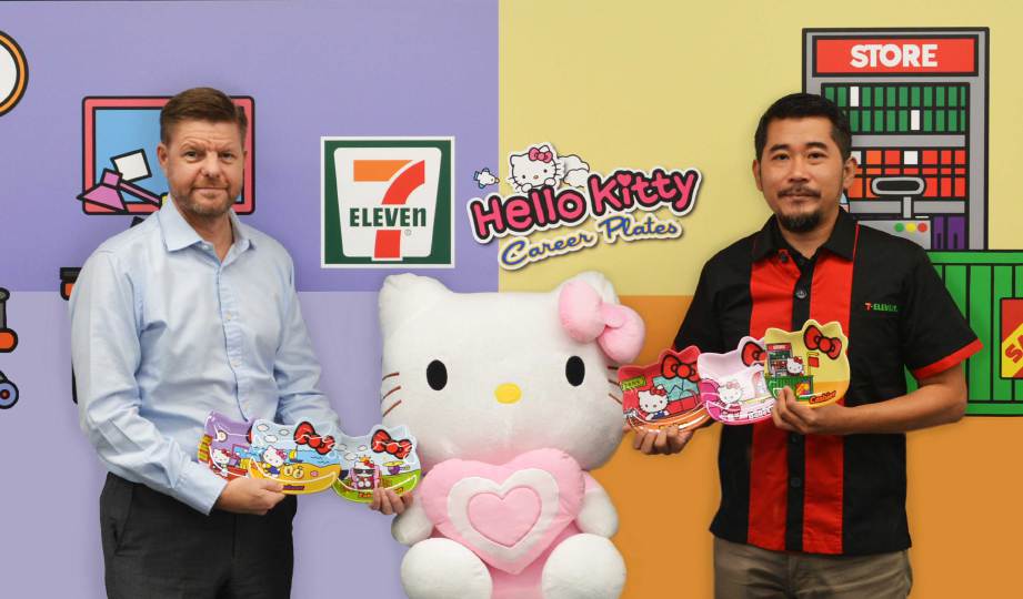 RONAN (kanan) bersama Ketua Pegawai Eksekutif 7-Eleven Malaysia, Colin Harvey menunjukkan koleksi Hello Kitty Career Plates.