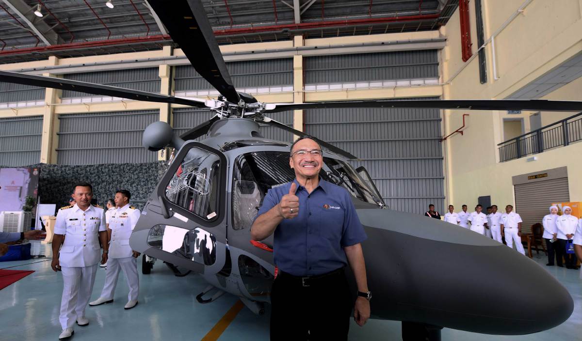 HISHAMMUDDIN selepas upacara penyerahan Helikopter Operasi Maritim kepada TLDM di Markas Pemerintahan Armada Timur Pangkalan TLDM Kota Kinabalu Sepanggar. FOTO BERNAMA