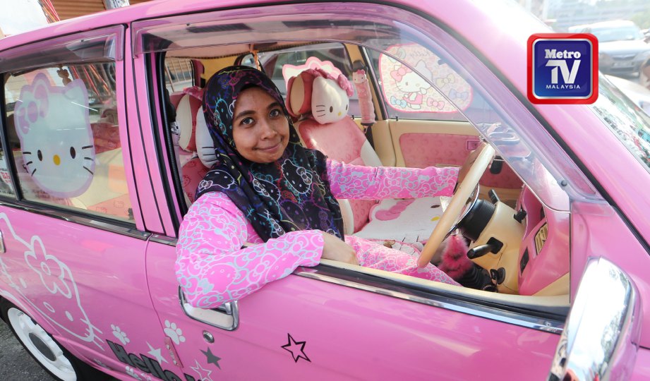 SYAMILATUL Hani  bersama keretanya yang diubahsuai mengikut tema Hello Kitty. FOTO Eizairi Shamsudin