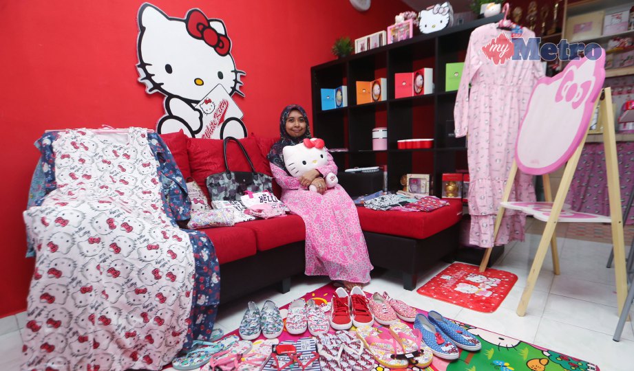 SYAMILATUL Hani menunjukkan koleksi Hello Kitty miliknya. FOTO Eizairi Shamsudin