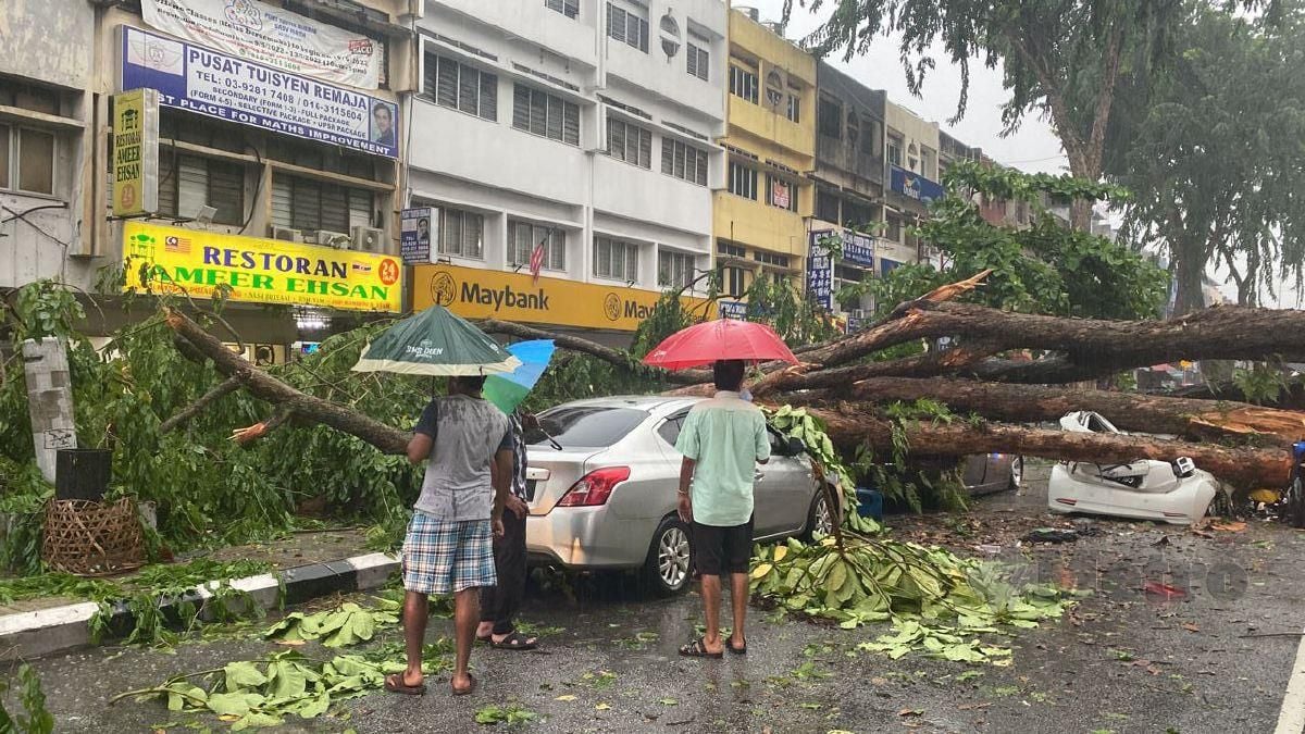 ANTARA kenderaan yang terbabit dalam kejadian pokok tumbang berhampiran sebuah bank di Jalan Mahkota, Taman Maluri, hari ini. FOTO ihsan pembaca