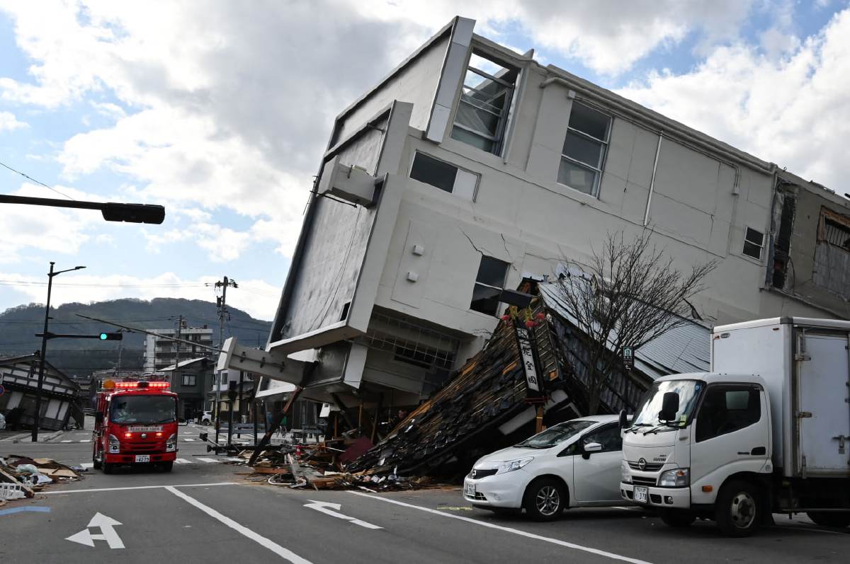 JENTERA bomba melalui bangunan runtuh di Wajima, Ishikawa, susulan gempa bumi bermagnitud 7.5, pada 1 Januari lalu. FOTO AFP