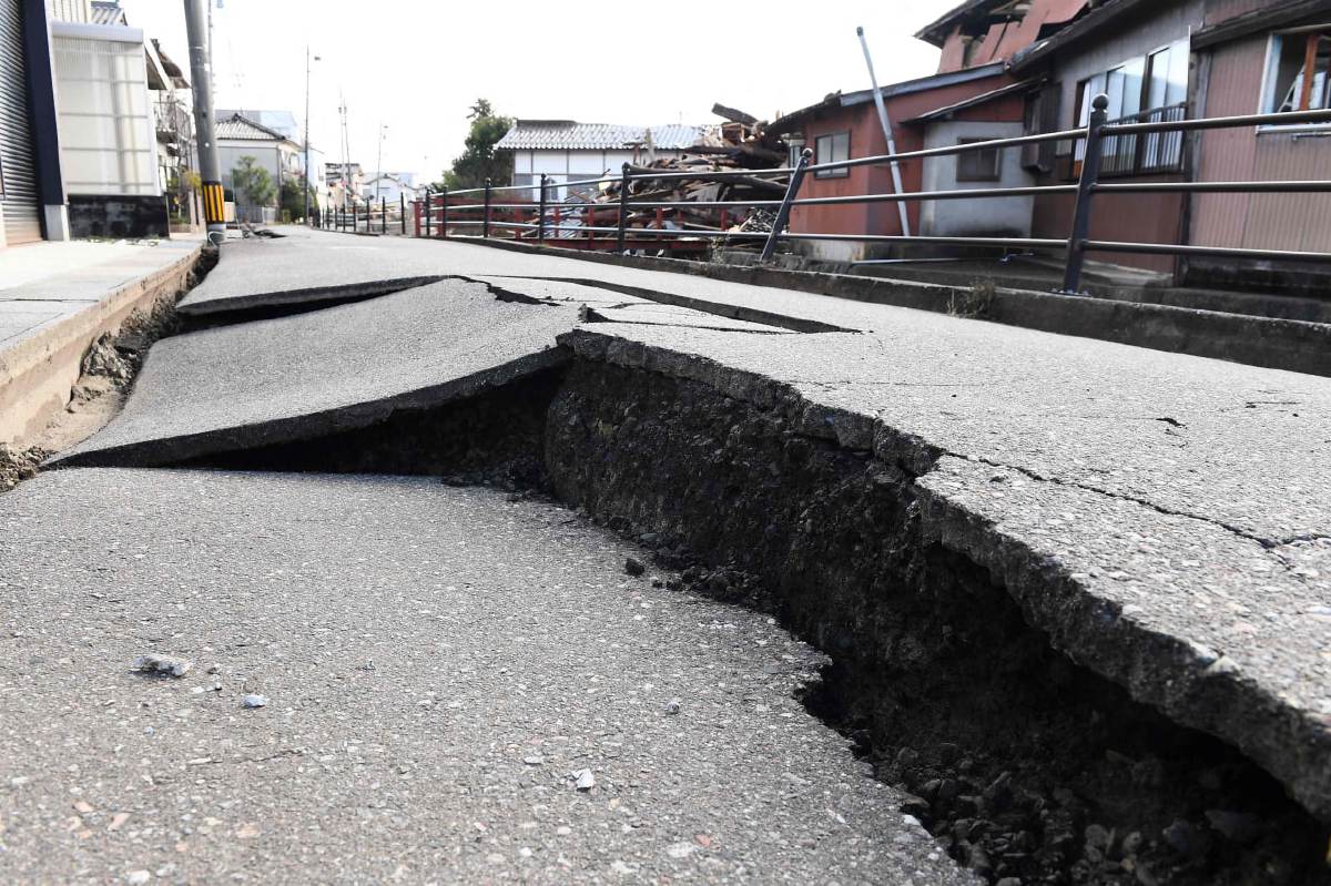 JALAN rosak di Anamizu, Ishikawa, susulan gempa bumi bermagnitud 7.5, pada 1 Januari lalu. FOTO AFP