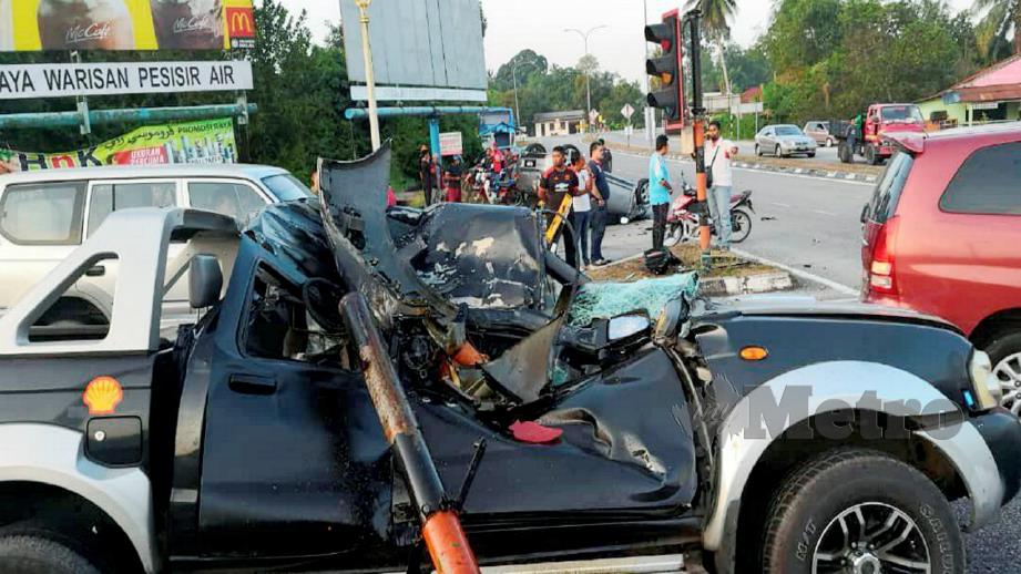  Keadaan pacuan empat roda dipandu mangsa maut selepas dihempap kenderaan lain dalam kejadian di Jalan Semarak. Foto Ihsan Pembaca