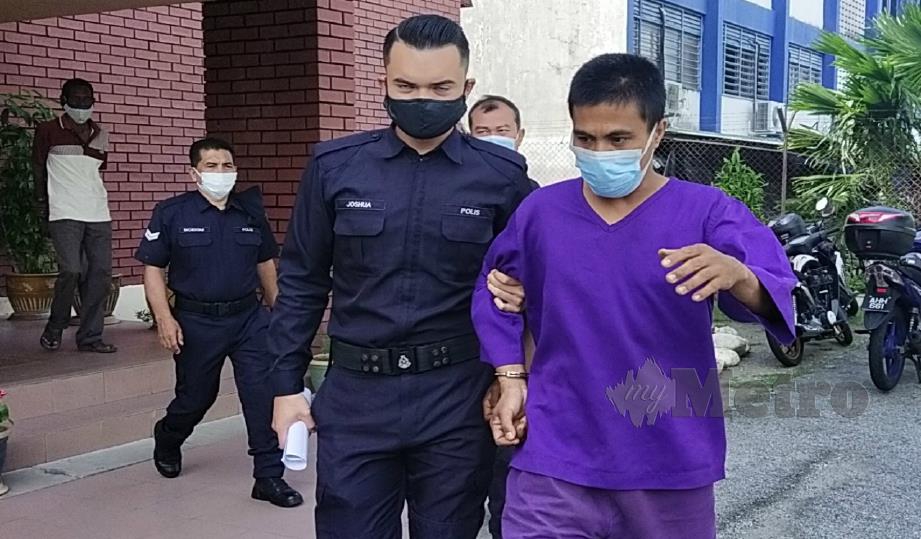 MOHD Faizal dibawa keluar dari pekarangan Mahkamah Kuala Kangsar selepas mengaku tidak bersalah mencederakan anaknya. FOTO Muhammad Zulsyamini Sufian Suri.