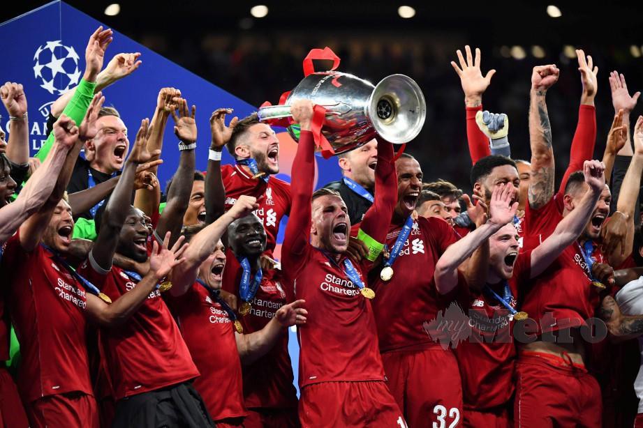 HENDERSON (tengah) masih dibuai kenangan indah menjulang trofi Piala Eropah. — FOTO AFP