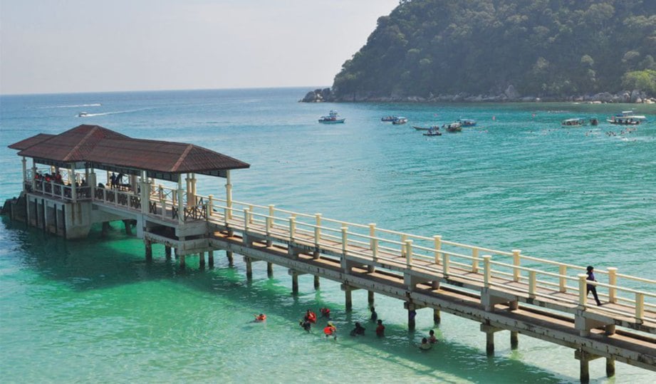 DI BAWAH jambatan di jeti Perhentian Island Resort juga boleh melihat pelbagai spesies ikan jinak.