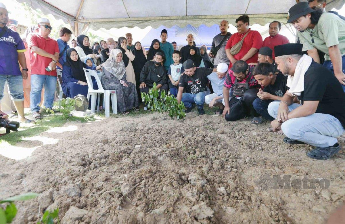 JENAZAH Muhamad Hafiz selamat dikebumikan di tanah perkuburan Islam Masjid Al-Huda Kampung Jerong. FOTO Syaharim Abidin 