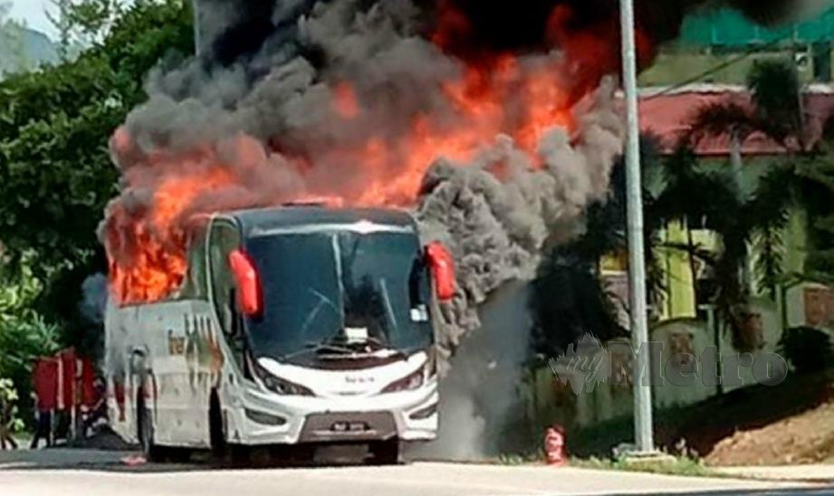 BAS henti-henti terbakar di bahagian enjin di hadapan sekolah di Pahi, Kuala Krai, hari ini dan pemandu serta lima penumpang sempat menyelamatkan diri. FOTO ihsan pembaca.