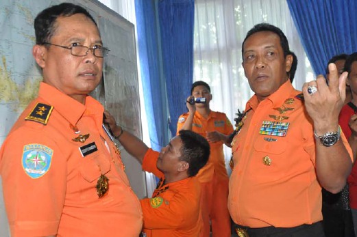 Pengarah Agensi Mencari dan Menyelamat Kebangsaan Indonesia, Henry Bambang Soelistyo ( kanan) menyelaraskan operasi menyelamat dari Jayapura. - Foto AFP