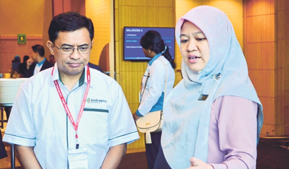 KETUA Program Ekonomi dan Analisa Strategik FRIM Rohana Abdul Rahman berbincang dengan Tengku Shahrir.
