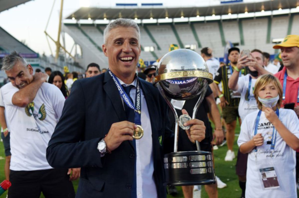 Crespo bersama trofi Copa Sudamericana ketika di Defensa pada bulan lalu. FOTO Defensa