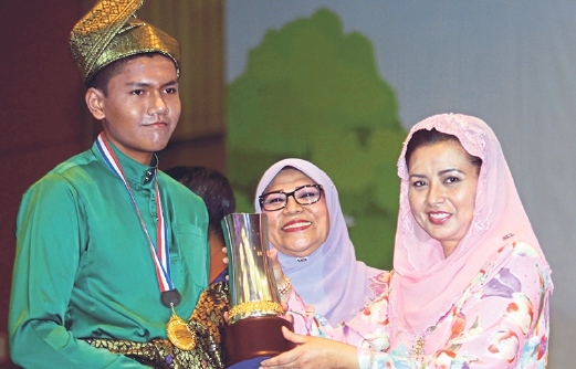 RAJA Zarith Sofiah menyampaikan Anugerah Pingat Hang Tuah kepada Munzir.