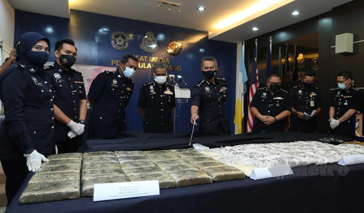 MOHD Shuhaily (empat dari kiri) menunjukkan rampasan dadah ganja dan heroin bernilai RM83,175.90 serta tangkapan lima lelaki berusia di antara 22 hingga 46 tahun di sekitar Gelugor dan Georgetown pada sidang media di IPK Pulau Pinang. FOTO Mikail Ong