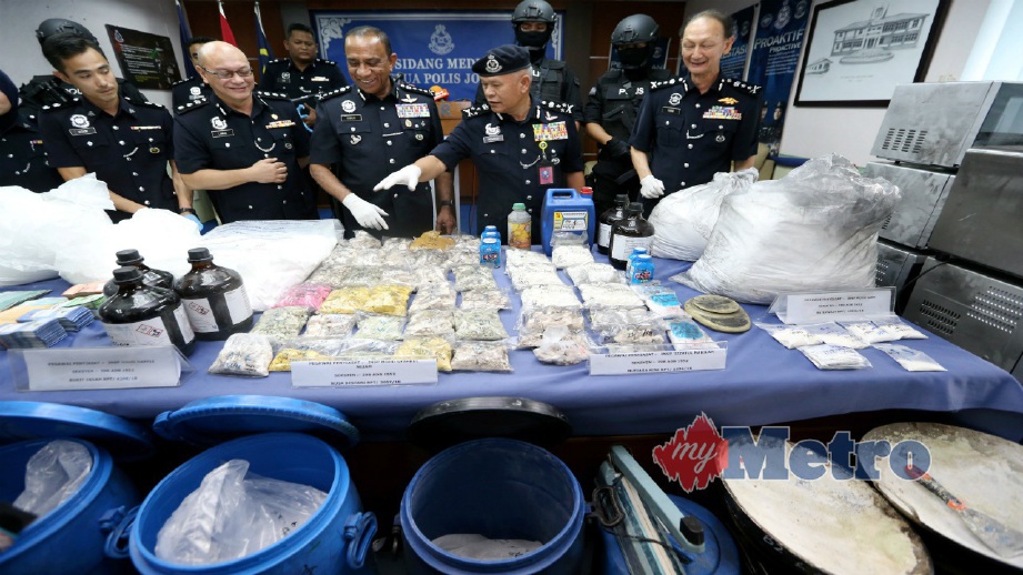 MOHMAD (dua dari kanan) menunjukkan dadah dan alat pemproses dadah yang dirampas dalam serbuan pada sidang media di Ibu Pejabat Polis Kontinjen (IPK) Johor, hari ini. FOTO Mohd Azren Jamaludin