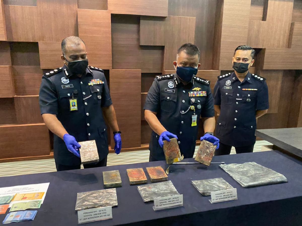 Kamarul Zaman menunjukkan dadah jenis heroin tulen seberat 2.25 kg yang dirampas di Pendang, Sabtu lalu. FOTO IHSAN Polis Kedah