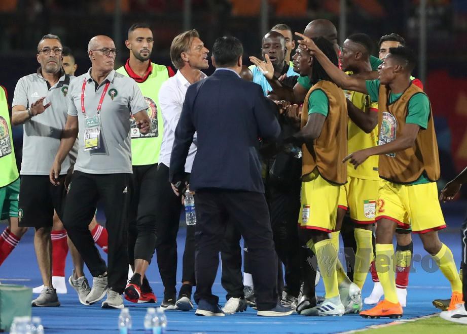 RENARD (empat kiri) bertelagah dengan pemain Benin. — FOTO Reuters