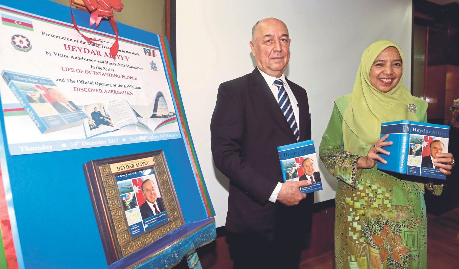 DR QALEY (kiri) dan Nafisah melancarkan buku bertajuk Kehidupan Tokoh Cemerlang: Heydar Aliyev dalam bahasa Melayu.