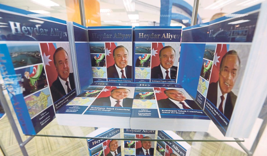 BUKU mengenai Heydar Aliyev diterbitkan dalam lebih 30 bahasa. 