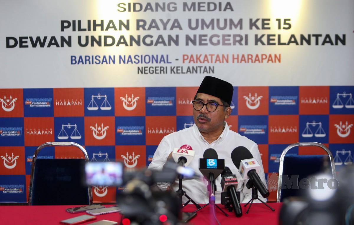 Md Alwi pada sidang media mengenai memaklumkan manifesto Barisan Nasional-Pakatan Harapan (PH) sudah dimuktamadkan dan akan diumumkan esok bagi Pilihan Raya Umum ke 15 Dewan Undangan Negeri (PRN) di Pejabat UMNO Kelantan, di sini, hari ini. FOTO NIK ABDULLAH NIK OMAR