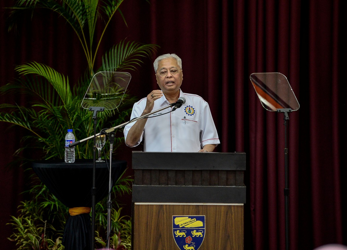 Ismail Sabri berucap pada Majlis Perasmian Persidangan Perwakilan Kongres Kesatuan Sekerja Malaysia (MTUC) kali ke-42 hari ini. FOTO BERNAMA