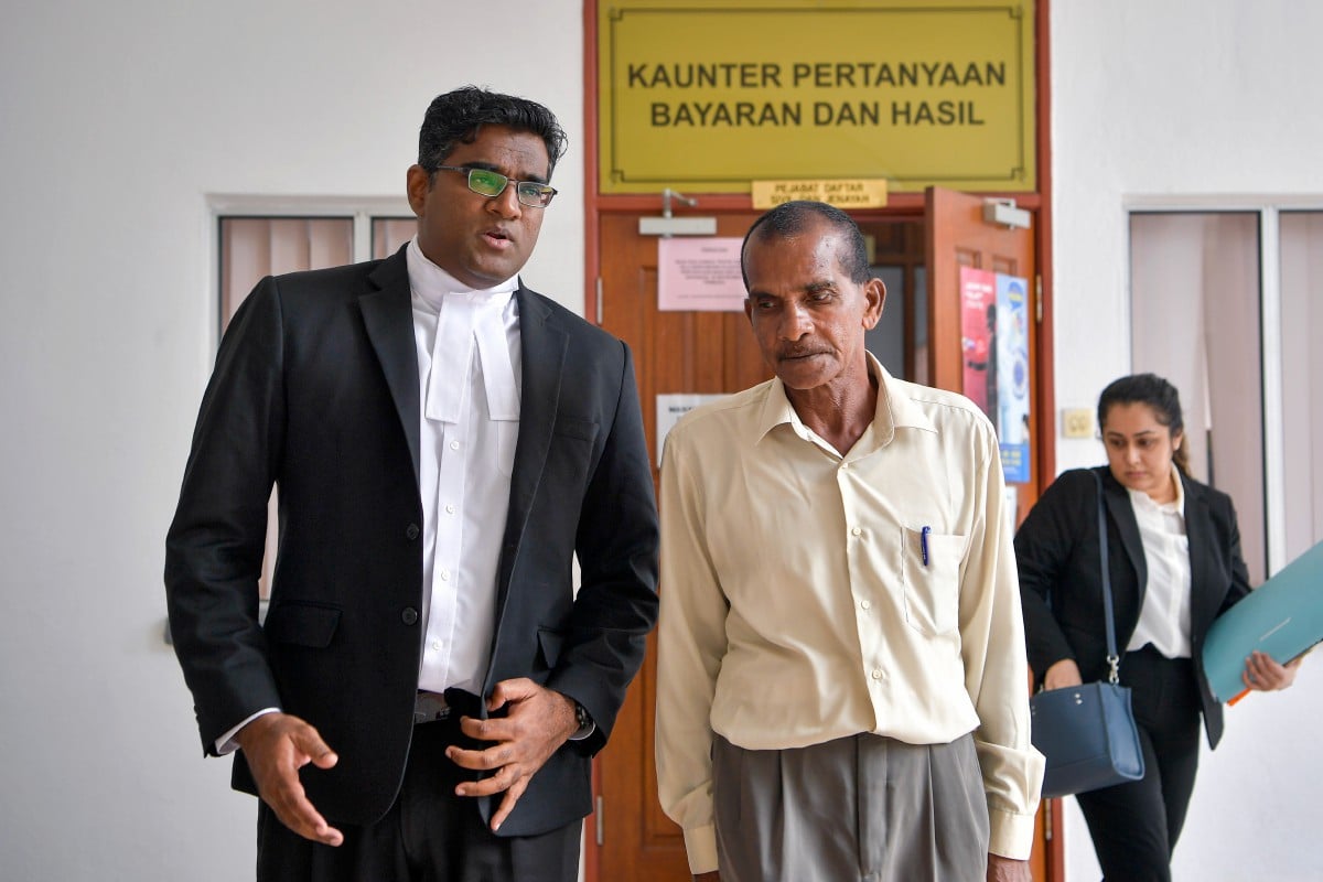 P Ramasamy mengaku tidak bersalah di Mahkamah Majistret Kuala Kubu Baharu di sini hari ini atas pertuduhan mempamerkan gambar Yang di-Pertuan Agong Sultan Ibrahim pada kempen Pilihan Raya Kecil (PRK) Dewan Undangan Negeri Kuala Kubu Bharu, awal bulan ini. FOTO BERNAMA