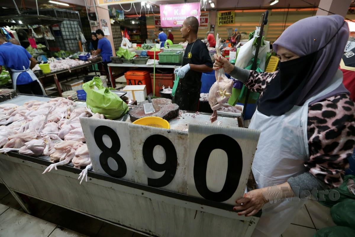Peniaga ayam mematuhi harga ayam standard pada harga RM8.90 sekilogram ketika tinjauan di Pasar Besar Siti Khadijah. FOTO NIK ABDULLAH NIK OMAR