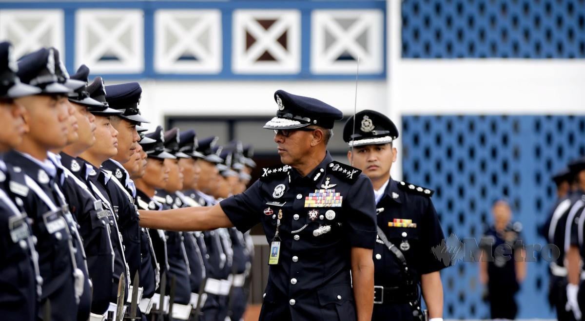 Mohd Azman memeriksa Kawalan Kehormat ketika tiba pada Perhimpunan Bulanan Ibu Pejabat Polis Kontinjen Sarawak di Padang Kawad IPK Kuching. FOTO NADIM BOKHARI 