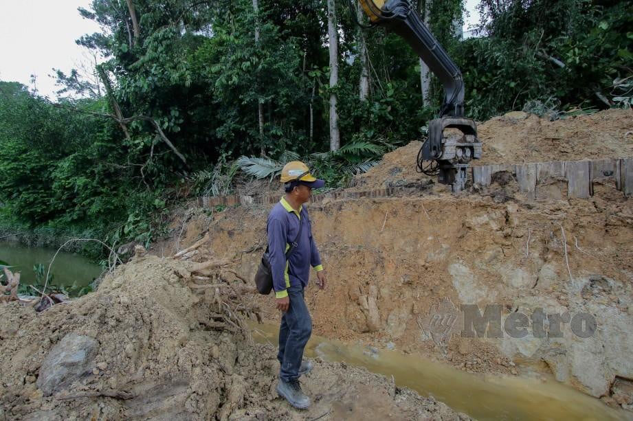 PEKERJA kontraktor melakukan kerja pembaikan cerun dan lereng bukit selepas kejadian tanah runtuh di Taman Kelab Ukay, Bukit Antarabangsa. FOTO AIZUDDIN SAAD