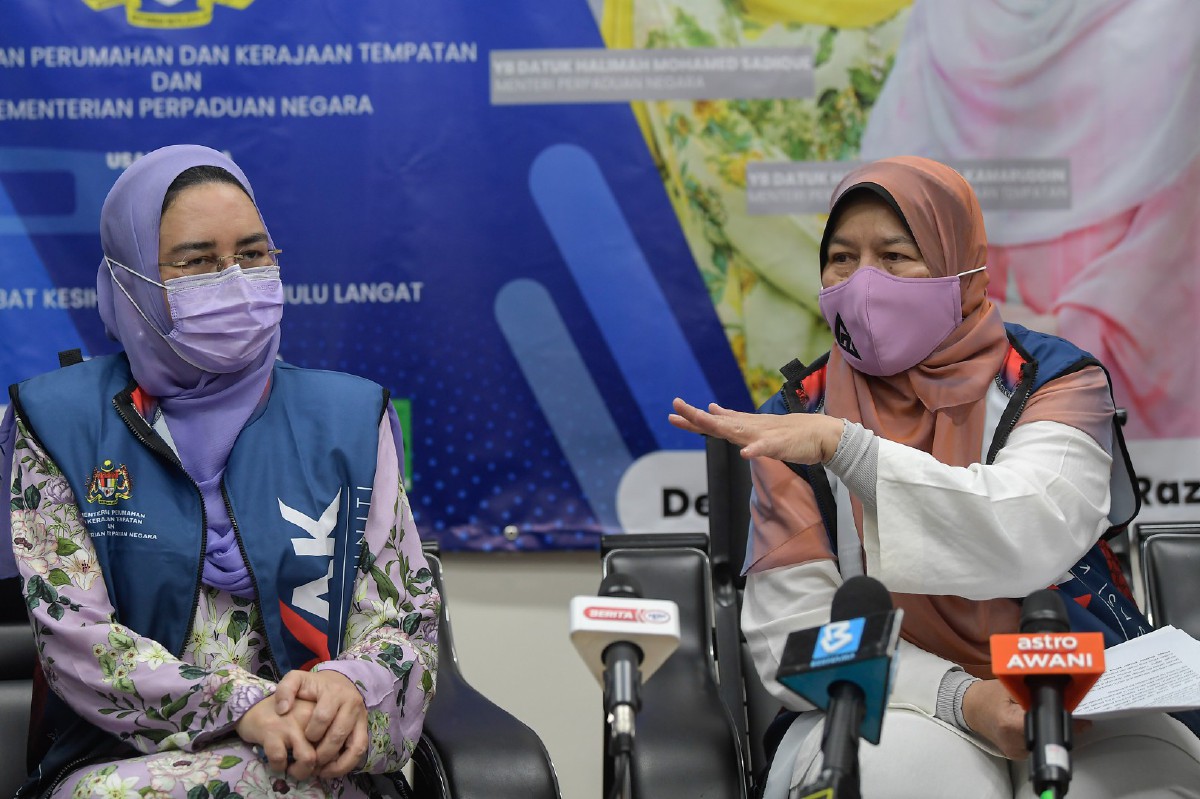 Zuraida (kanan) bercakap pada sidang media selepas meninjau proses pemberian vaksin di bawah Program Mobalisasi Vaksin Komuniti (MOVAK) di Dewan Dato’ Ahmad Razali, Ampang hari ini. FOTO BERNAMA