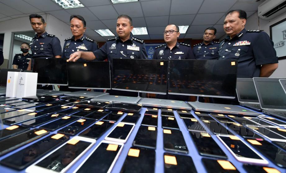 AYOB Khan (tiga dari kiri) menunjukkan barang rampasan selepas menumpaskan kes penipuan pelaburan Forex secara dalam talian ketika mengadakan sidang media di Ibu Pejabat Polis Kontinjen Johor. FOTO BERNAMA
