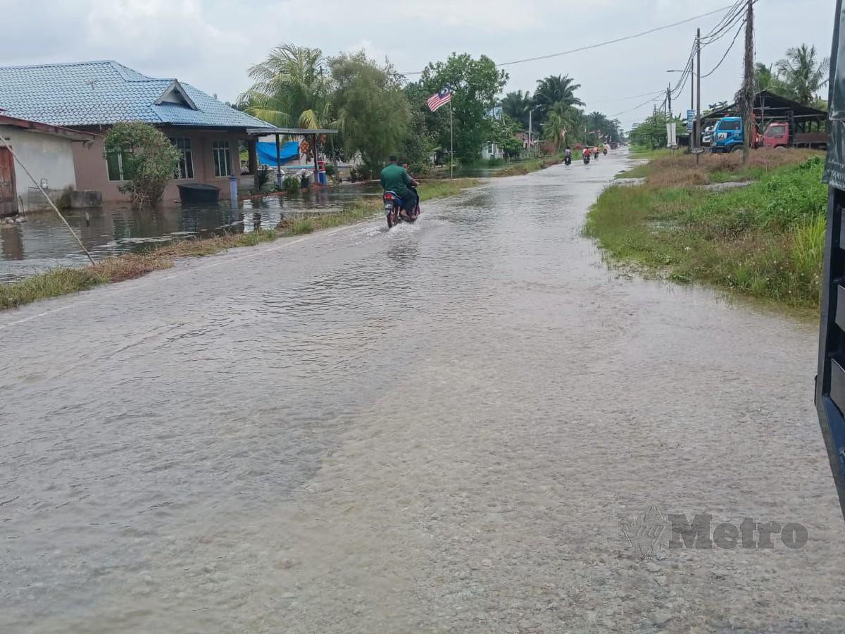 Keadaan air banjir yang masih bertakung di Kampung Baru Sri Gading, hari ini. Foto Essa Abu Yamin