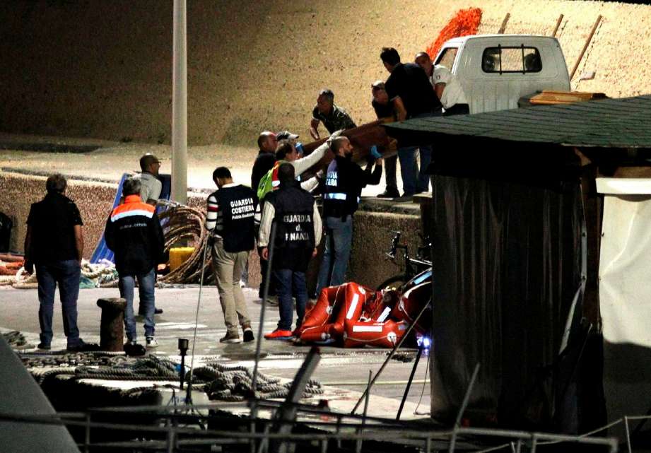 13 mayat ditemui selepas sebuah kapal membawa pendatang karam di luar perairan Lampedusa.