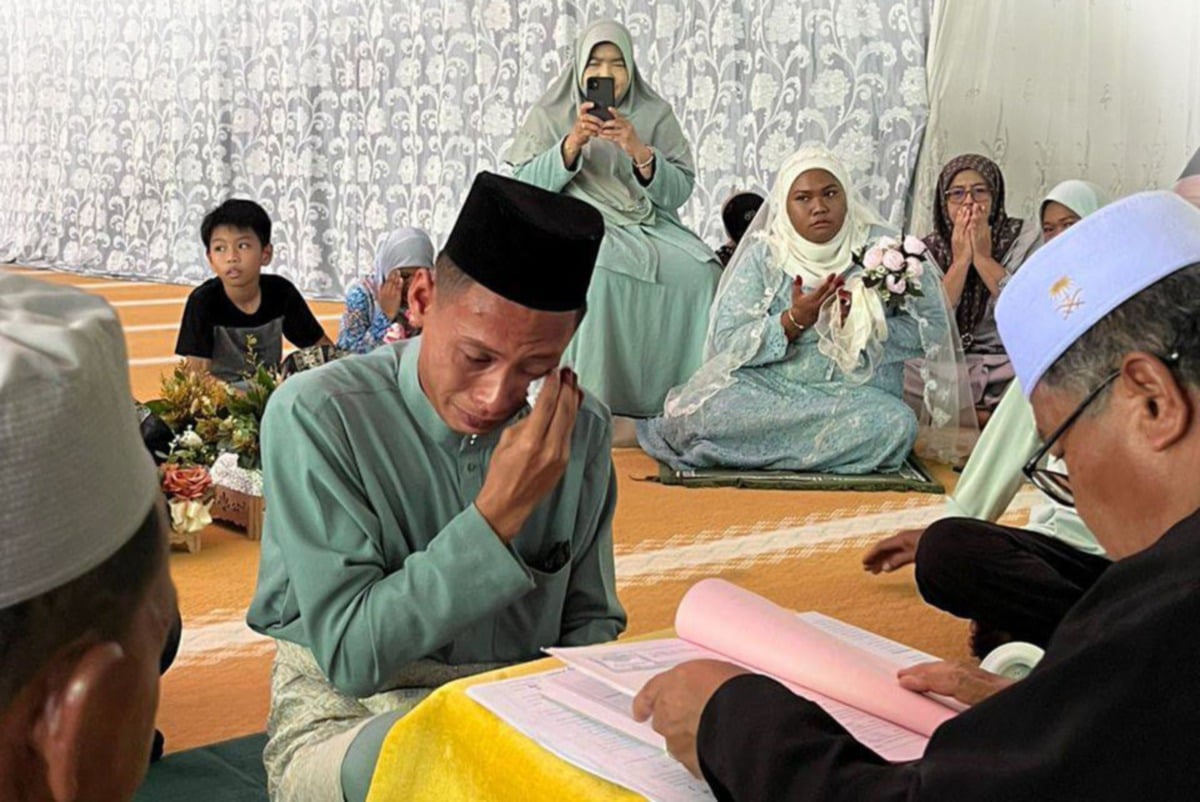 AHMAD Nazirul Safwan sebak selepas selesai akad nikah. FOTO IHSAN AHMAD NAZIRUL SAFWAN AHMAD YUSUF