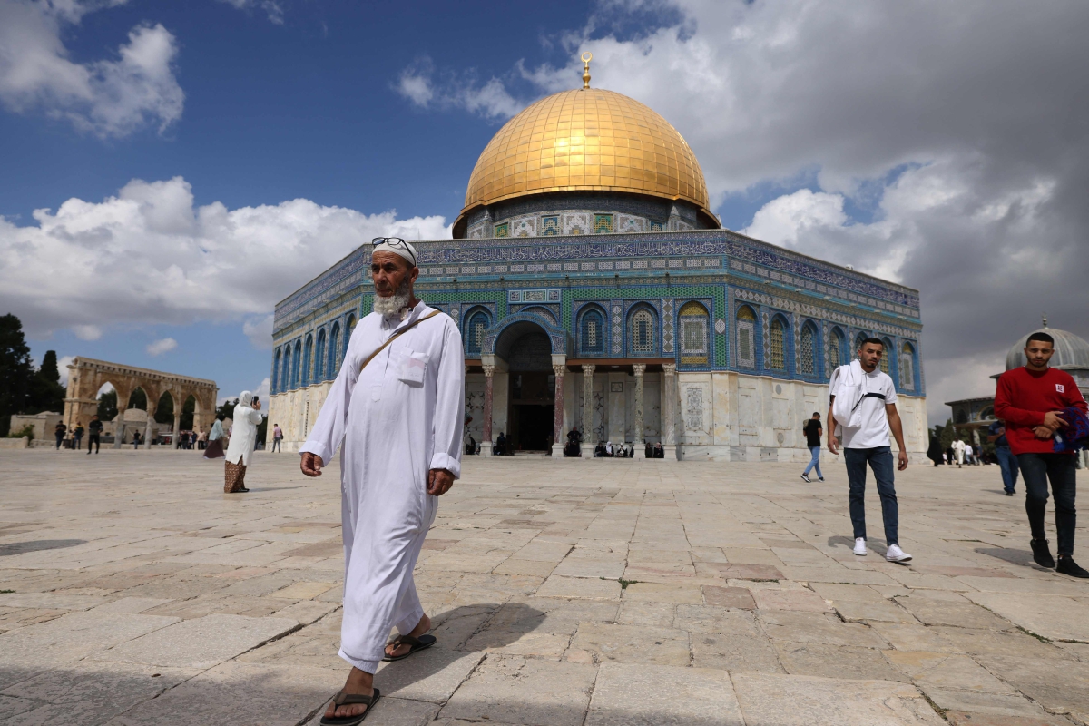 PENDUDUK Palestin menziarahi perkarangan Masjid al-Aqsa. FOTO fail AFP  