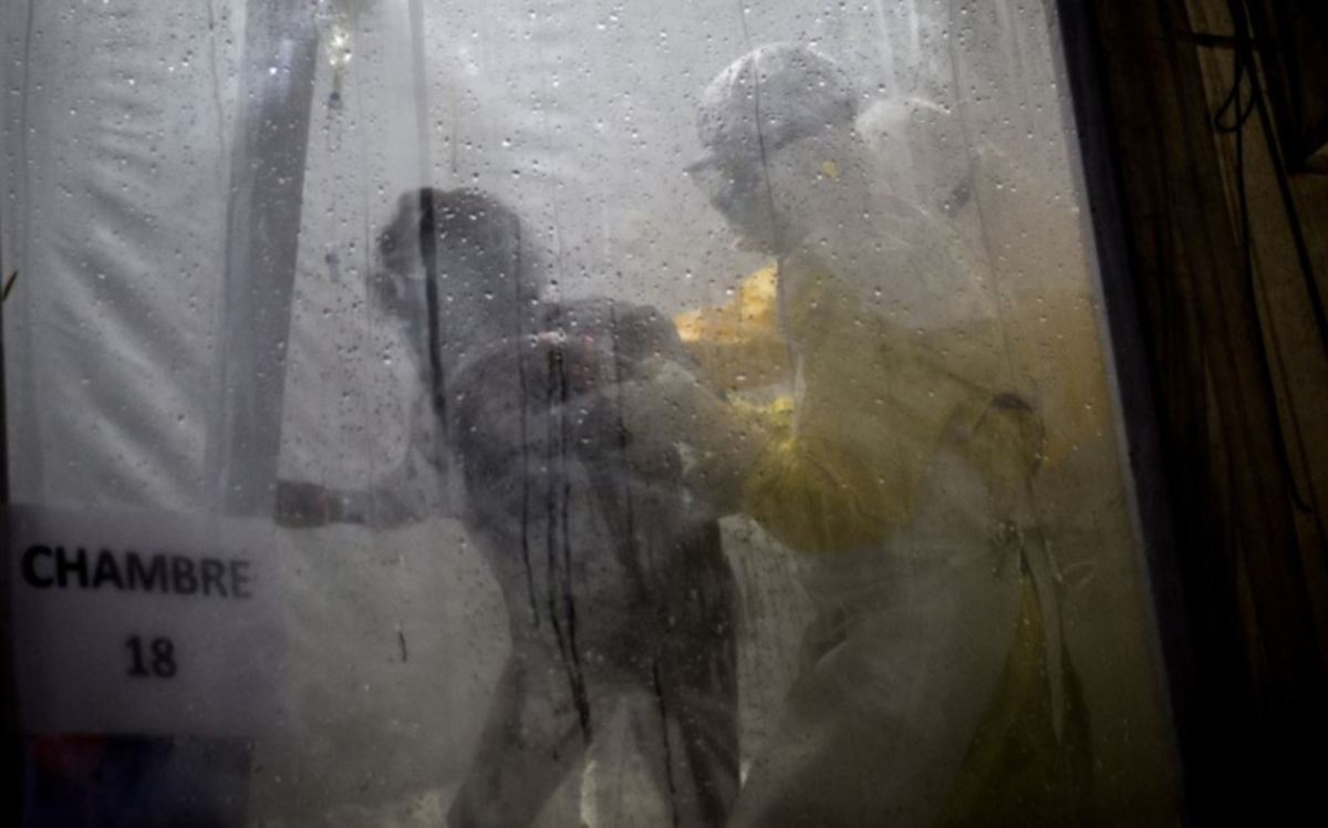 PETUGAS membantu individu disyakiti dijangkiti Ebola di Butembo, Congo. FOTO fail AFP 
