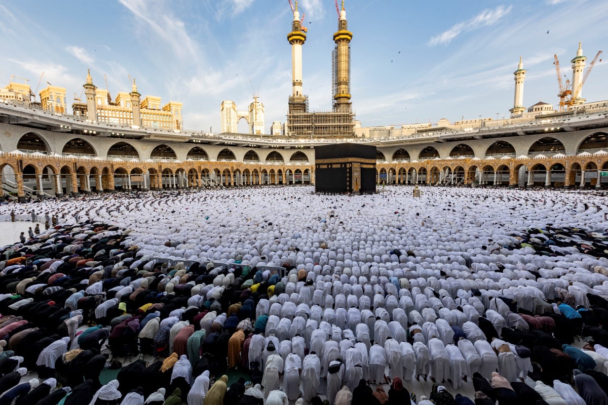 UMAT Islam menunaikan solat di Masjidilharam, Makkah. FOTO fail AFP 