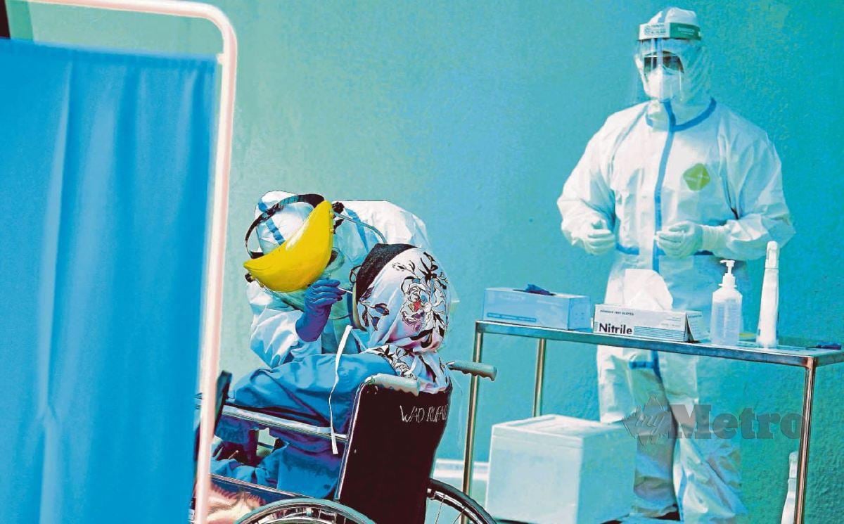 PETUGAS perubatan hospital swasta mengenakan kelengkapan PPE melakukan saringan Covid-19 ke atas pesakit. FOTO Saifullizan Tamadi.