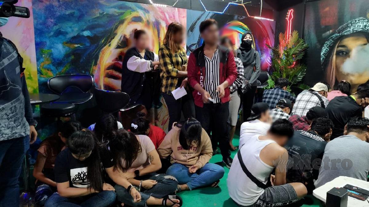 ANTARA warga Myanmar yang ditahan di tiga pusat hiburan di Taman Semarak, Nilai, malam tadi. FOTO Ahmad Hasbi