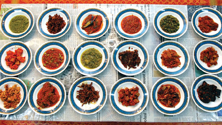 ANEKA sambal asli Yogyakarta penuhi selera tempatan.