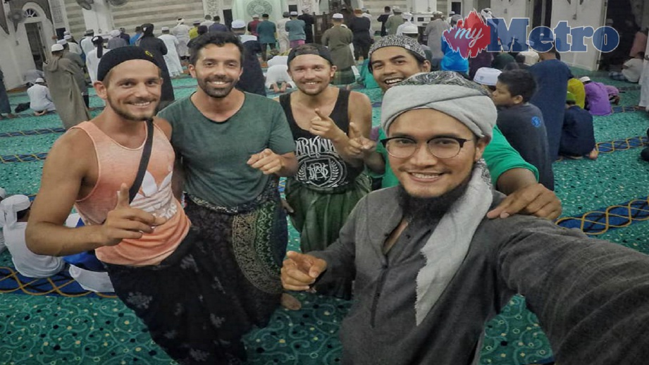 ABU Khaleef (kanan) bersama  tiga pelancong Jerman yang memeluk Islam di Masjid Ar Rahman, Pulau Perhentian, Besut. FOTO Mohammad Ishak