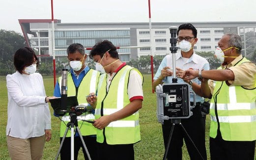 DR Mohd Fadhil  (dua dari kanan) bersama pasukannya menunjukkan alat pengukuran indeks pencemaran udara (IPU) di UTM Skudai, Skudai.