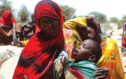 SEORANG wanita dan anaknya menanti bantuan di wilayah Awdal, Somaliland.