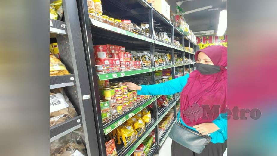 EMI Susilawati Mohd Johari sedang melihat barangan yang dijual. FOTO Ihsan Kohijrah Mart