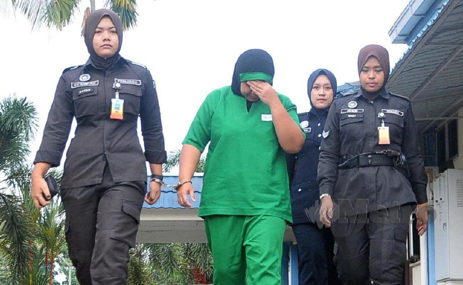 MAS Fadila (berbaju hijau) dipenjara lima tahun selepas didapati bersalah atas kesalahan menggunakan wang palsu. FOTO Amran Yahya