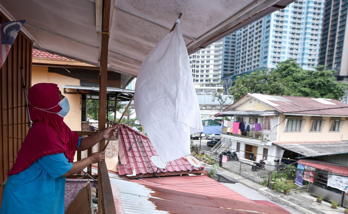 JULIANA menurunkan bendera putih selepas menerima sumbangan daripada IPD Dang Wangi. FOTO Aziah Azmee