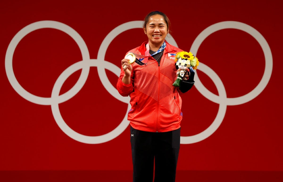 Atlet angkat berat Filipina, Hidilyn Diaz memenangi pingat emas kategori 55 kg wanita di Sukan Olimpik Tokyo. FOTO EPA