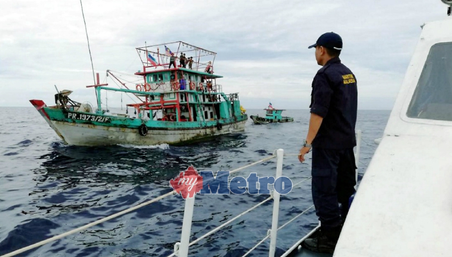 PASUKAN Maritim Malaysia bersama-sama bot nelayan tempatan menjalankan operasi mengesan mangsa yang dilaporkan hilang selepas botnya tenggelam di perairan Pulau Mengalum, kira-kira 17 batu nautika dari Pulau Gaya, Kota Kinabalu, hari ini. FOTO ihsan Maritim Malaysia 