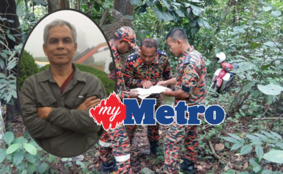 KETUA Balai Bomba dan Penyelamat Kuala Kubu Bharu, Kamil Hamadan (tengah) meneliti peta lokasi di tempat motosikal mangsa dijumpai sebelum meneruskan pencarian. IHSAN Bomba dan Penyelamat Malaysia